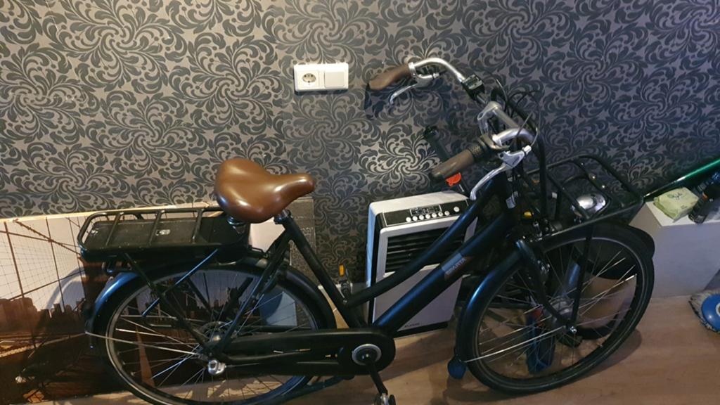 Zwarte damesfiets met mand en bagagedrager, Fietsen en Brommers, Elektrische fietsen, 51 tot 55 cm, Ophalen of Verzenden, Gebruikt