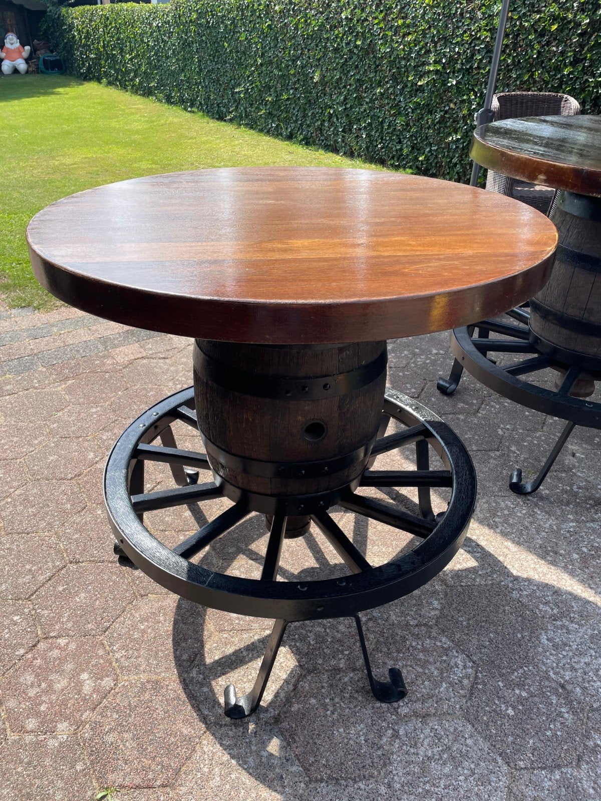Unieke bartafel van wijnvat en wagenwiel, Gebruikt, Rond, Rustiek, Landelijk, Industrieel, Vier personen