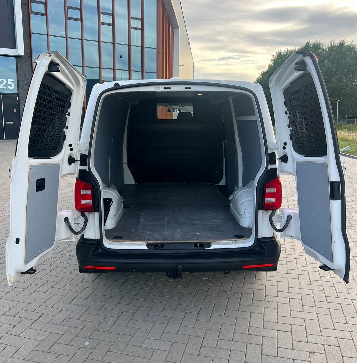 Foto 3 van Volkswagen Transporter GB 2.0 TDI 84pk L2h1 euro6
