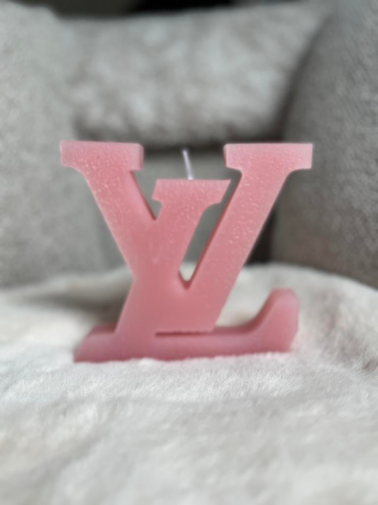 Luxe Lv kaars | Roze, Huis en Inrichting, Woonaccessoires | Kandelaars en Kaarsen, Overige materialen, Overige kleuren, Nieuw