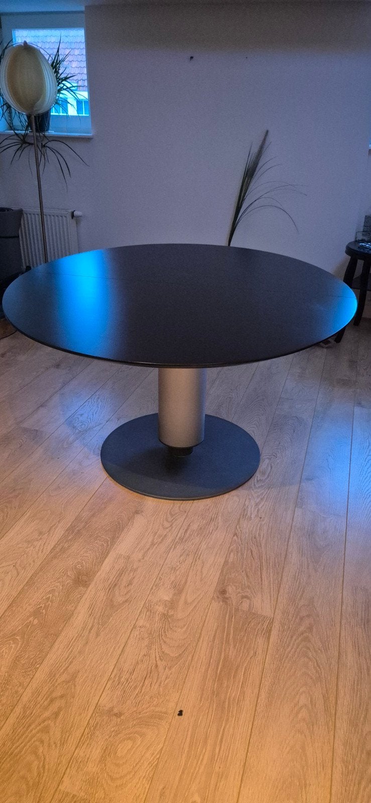 Leolux Calbuco Eettafel  Zwart & Uitschuifbaar Model 586-000, Ophalen, Rond, 150 tot 200 cm, 150 tot 200 cm