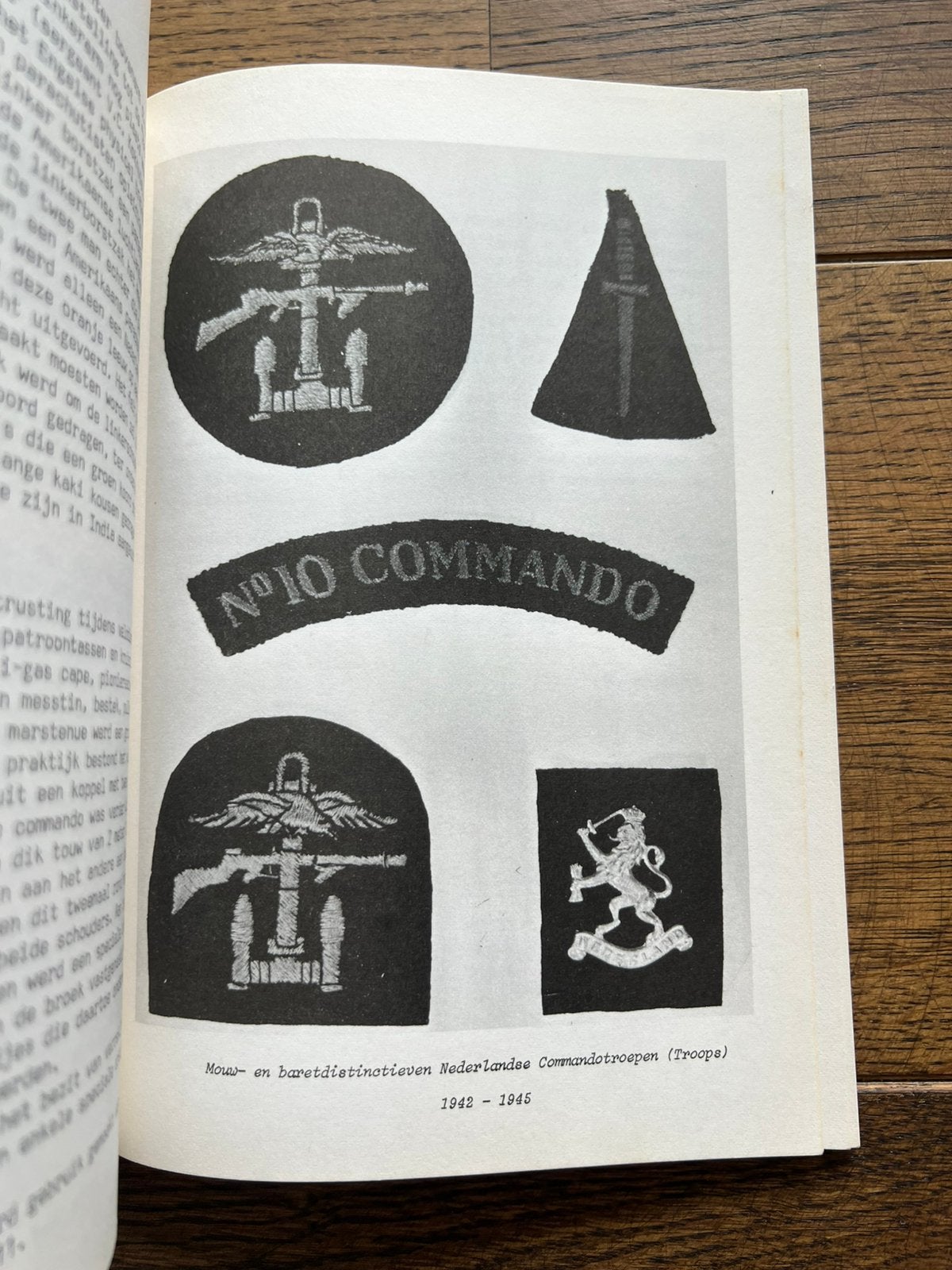 Naslagwerk Nederlands oa No. 10 commando historie emblemen, Verzenden, Nederland, Boek of Tijdschrift