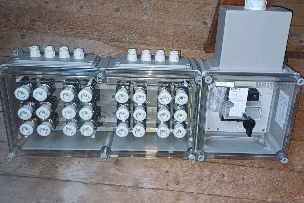 Eaton Holec Halyester Verdeelkast met 125A Hoofdschakelaar (, Doe-het-zelf en Verbouw, Elektra en Kabels, Ophalen of Verzenden