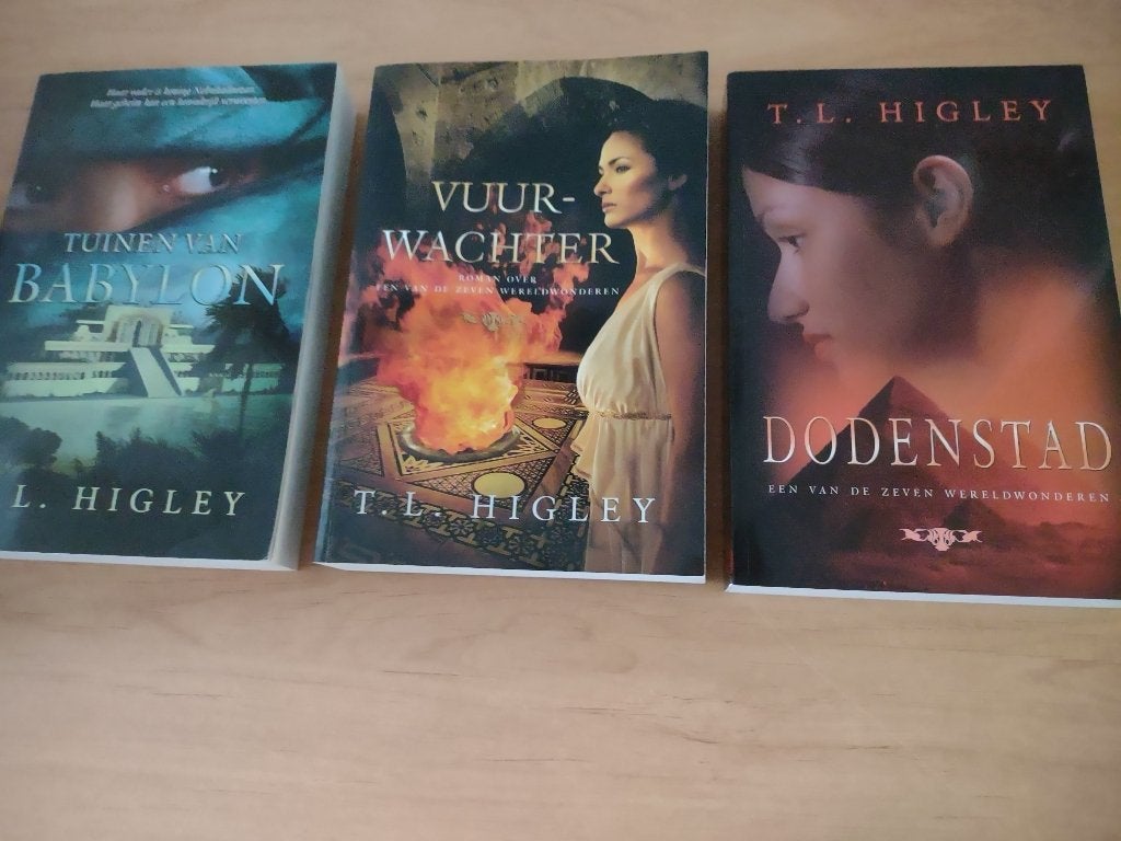 Tuinen van Babylon/Dodenstad/Vuurwachter- TL Higley, Ophalen of Verzenden, Gelezen