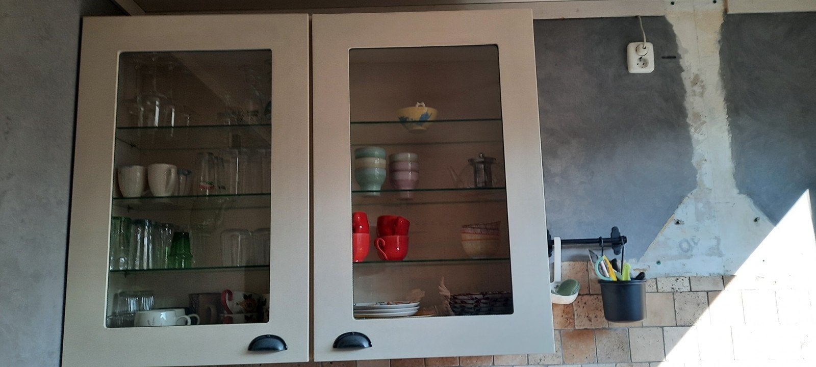 Te koop  2 keukenkasten wit met glas, Ophalen, Gebruikt, Wit