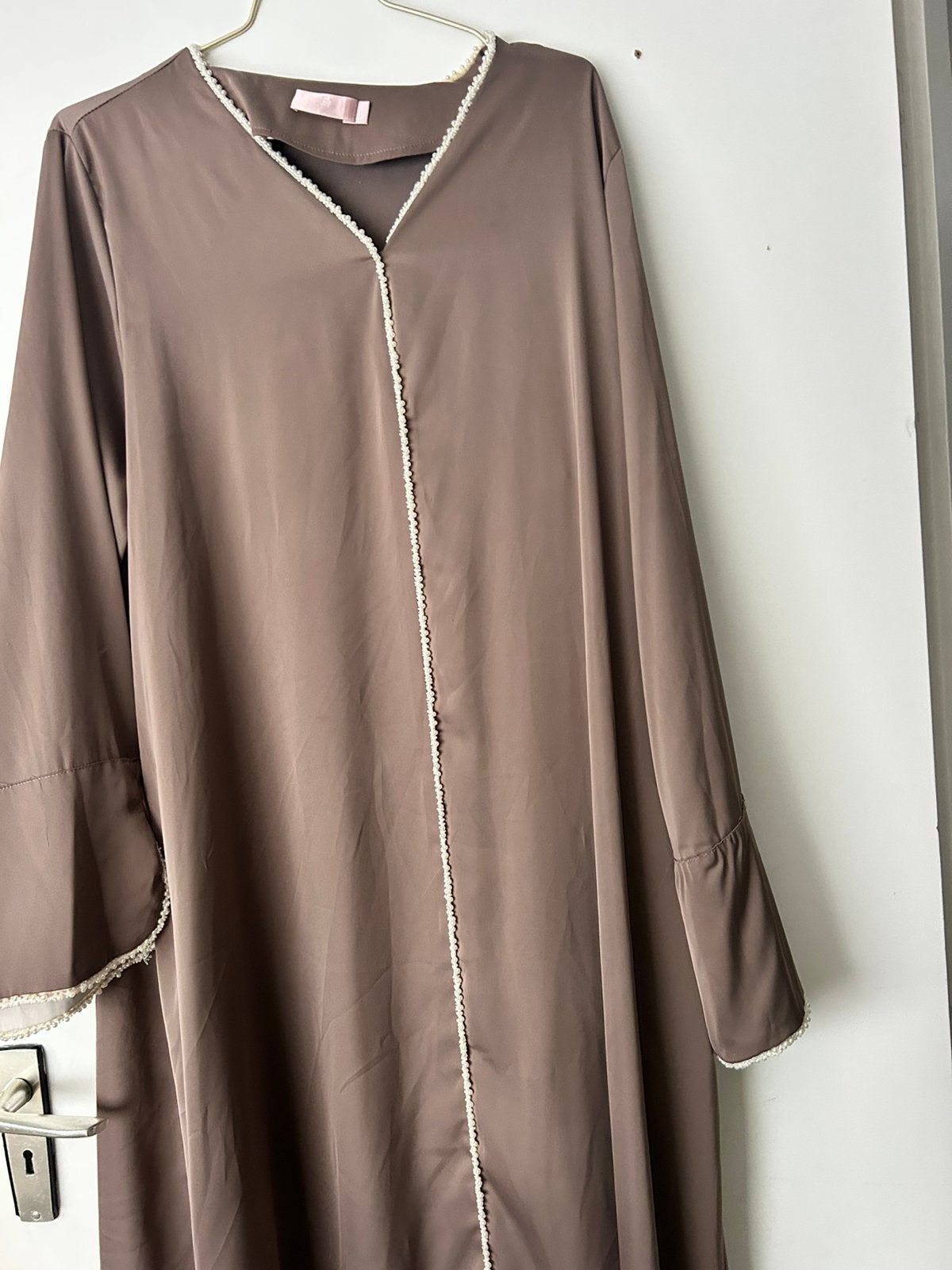Luxe kaftan caftan met parels taupe kleur l/xl, Kleding | Dames, Ophalen of Verzenden, Zo goed als nieuw, Jurk