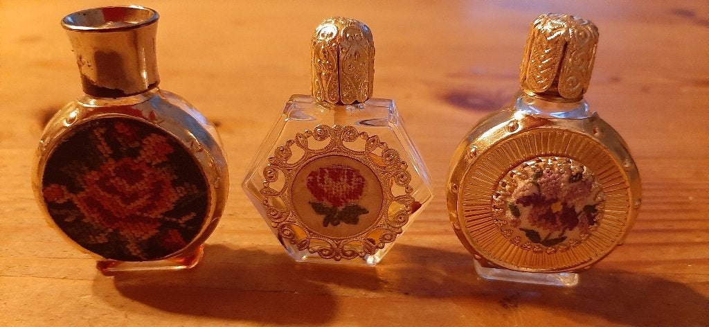 3 miniatuur parfumflesjes met borduursel, Ophalen of Verzenden, Gebruikt, Parfumfles