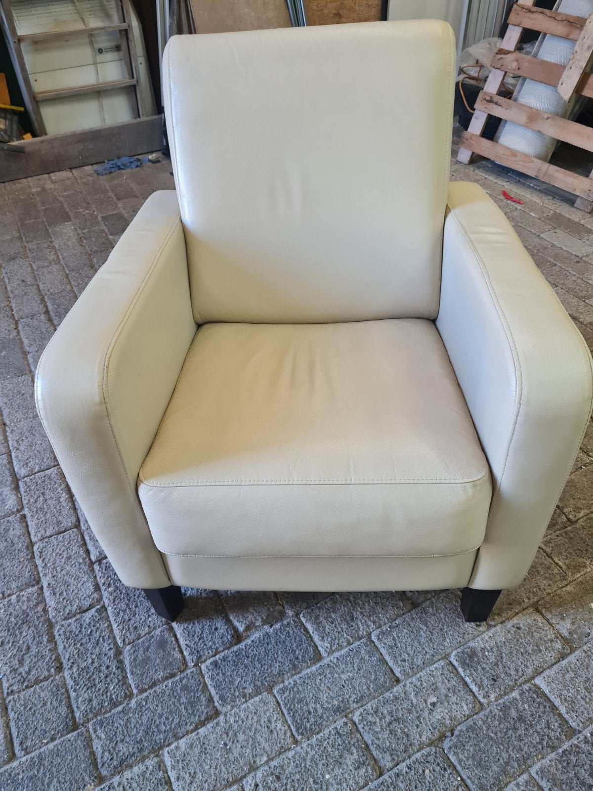 2 leren fauteuils kleur eierschaal, Ophalen, Gebruikt, 75 tot 100 cm, 50 tot 75 cm