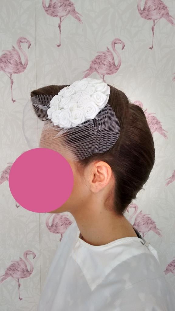 Witte fascinator -haaraccessoire met roosjes en sluier, Top Vintage, Wit, Ophalen of Verzenden, Zo goed als nieuw