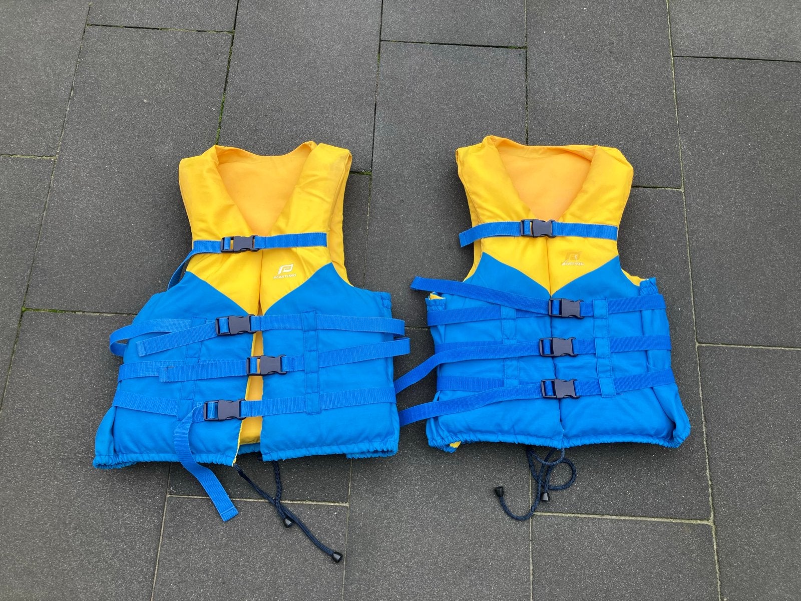2x Plastimo zwemvesten, geel/blauw, maat M en L, Ophalen of Verzenden, Gebruikt, Overige typen