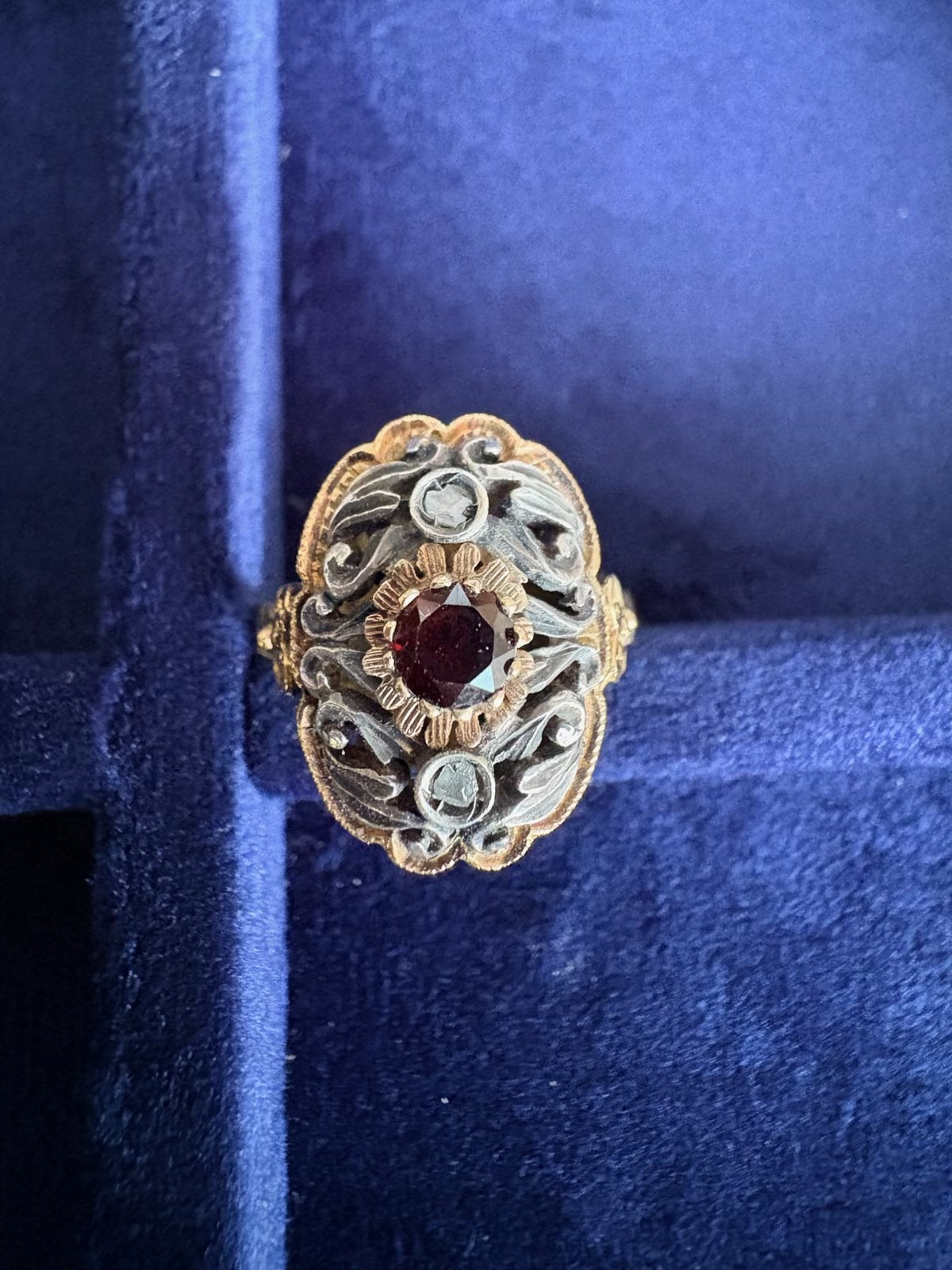 Antieke 18 K gouden ring met granaat en roosdiamanten, Ophalen of Verzenden, Goud