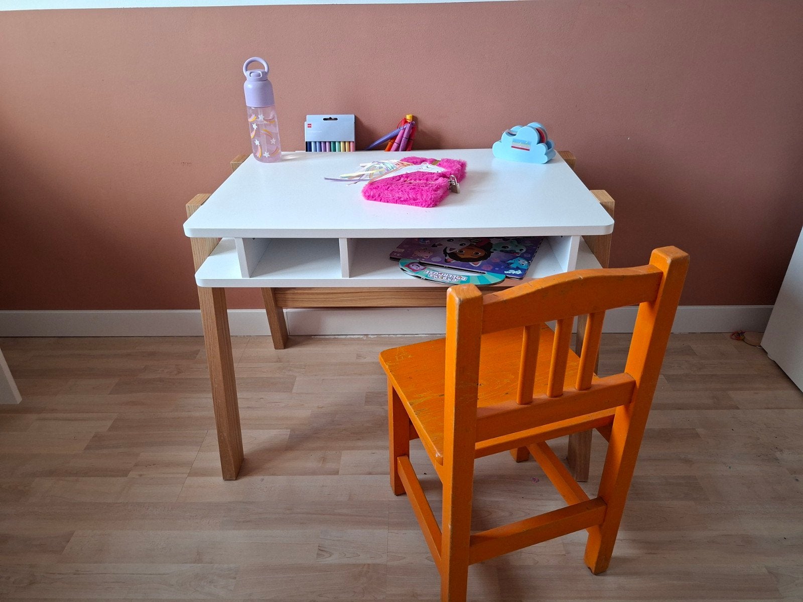 Kinderbureau met stoel - wit/hout en oranje, Ophalen, Gebruikt, Tafel(s) en Stoel(en)