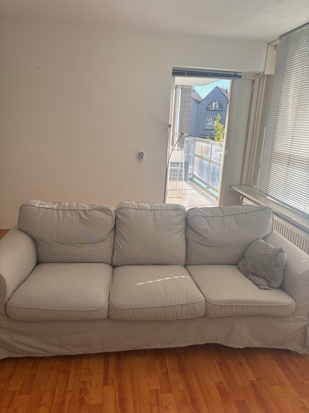 Comfortabele driezitsbank - Lichtgrijs, Huis en Inrichting, Banken | Bankstellen, Ophalen, Gebruikt, Driepersoons, 75 tot 100 cm