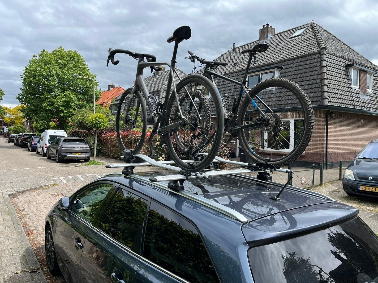 Te huur: Thule Wingbar EVO 127cm en/of 2x Thule Proride 591, Auto diversen, Ophalen, Gebruikt