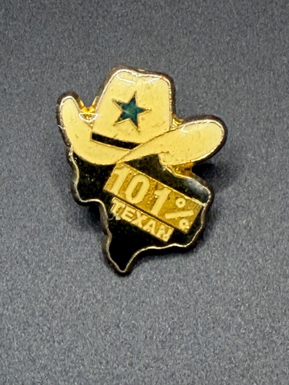 Speldje Texas USA Stijl - 101% Texan Cowboyhoed Pin, Ophalen of Verzenden, Zo goed als nieuw, Stad of Land, Speldje of Pin
