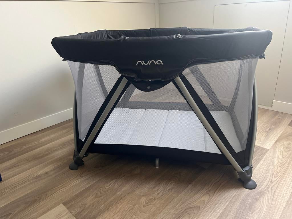 Nuna pop-up campingbedje met matras en verhoging, Ophalen, Gebruikt, Reisbedje