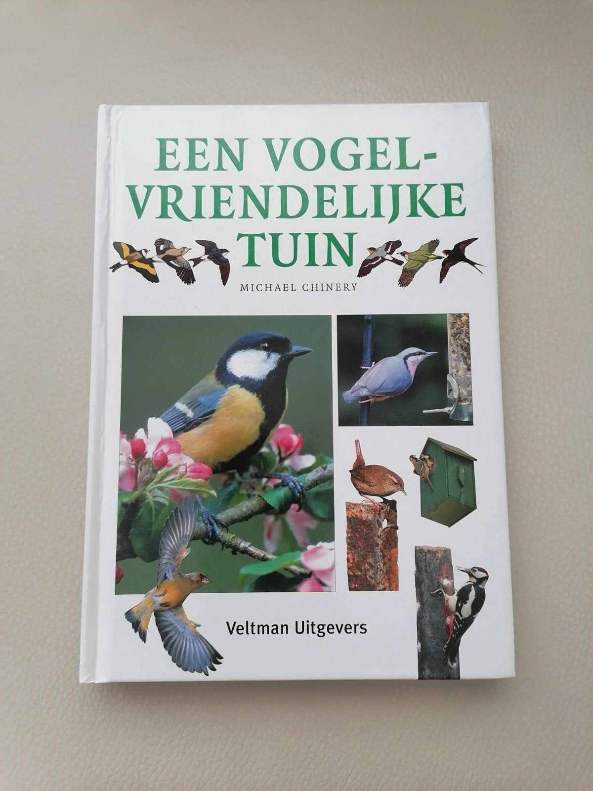 Een Vogelvriendelijke Tuin - Michael Chinery, Boeken, Ophalen of Verzenden, Zo goed als nieuw, Vogels, Michael Chinery