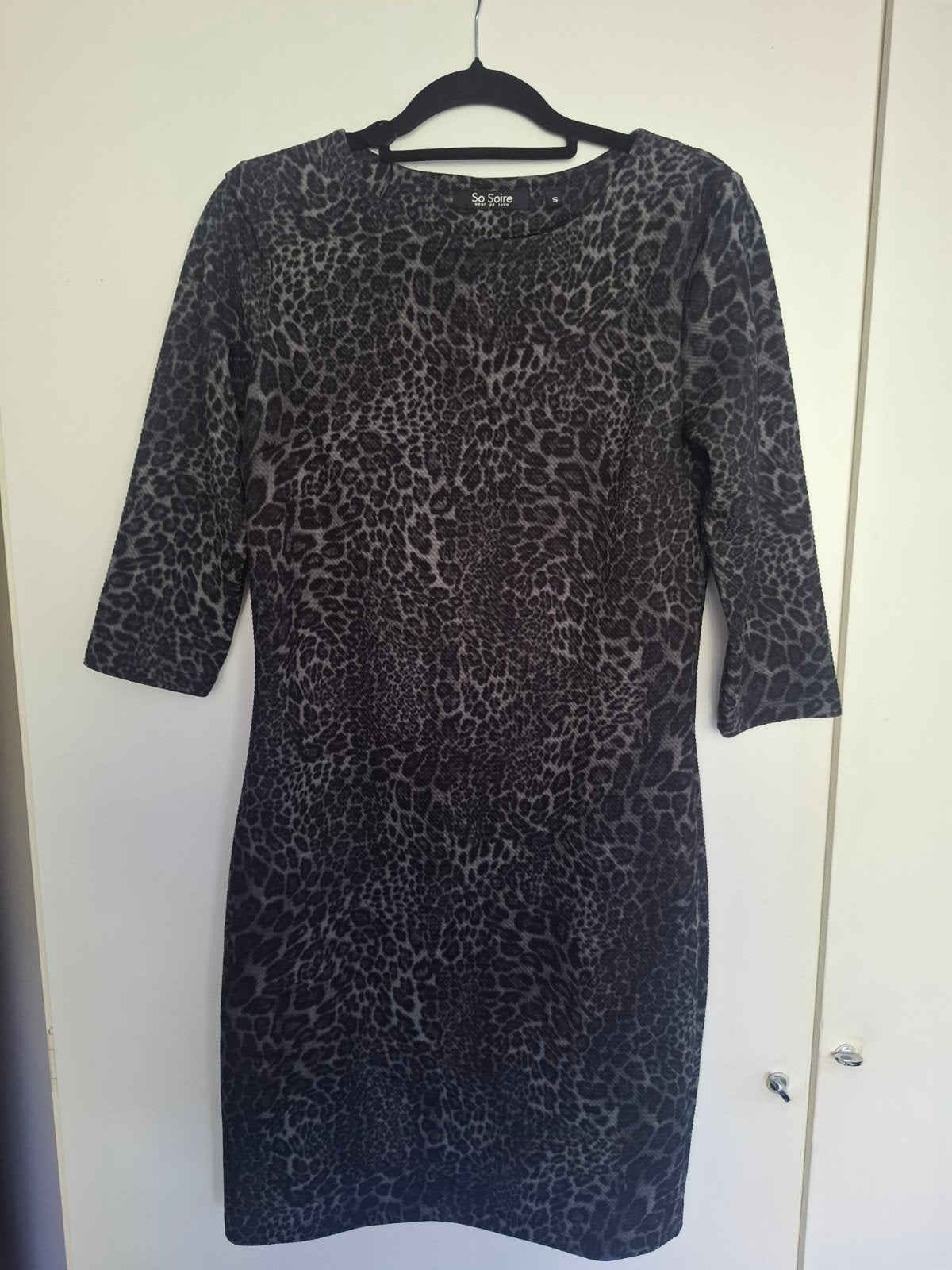 So-Soire jurk met luipaardprint - Maat S, Kleding | Dames, Jurken, Ophalen of Verzenden