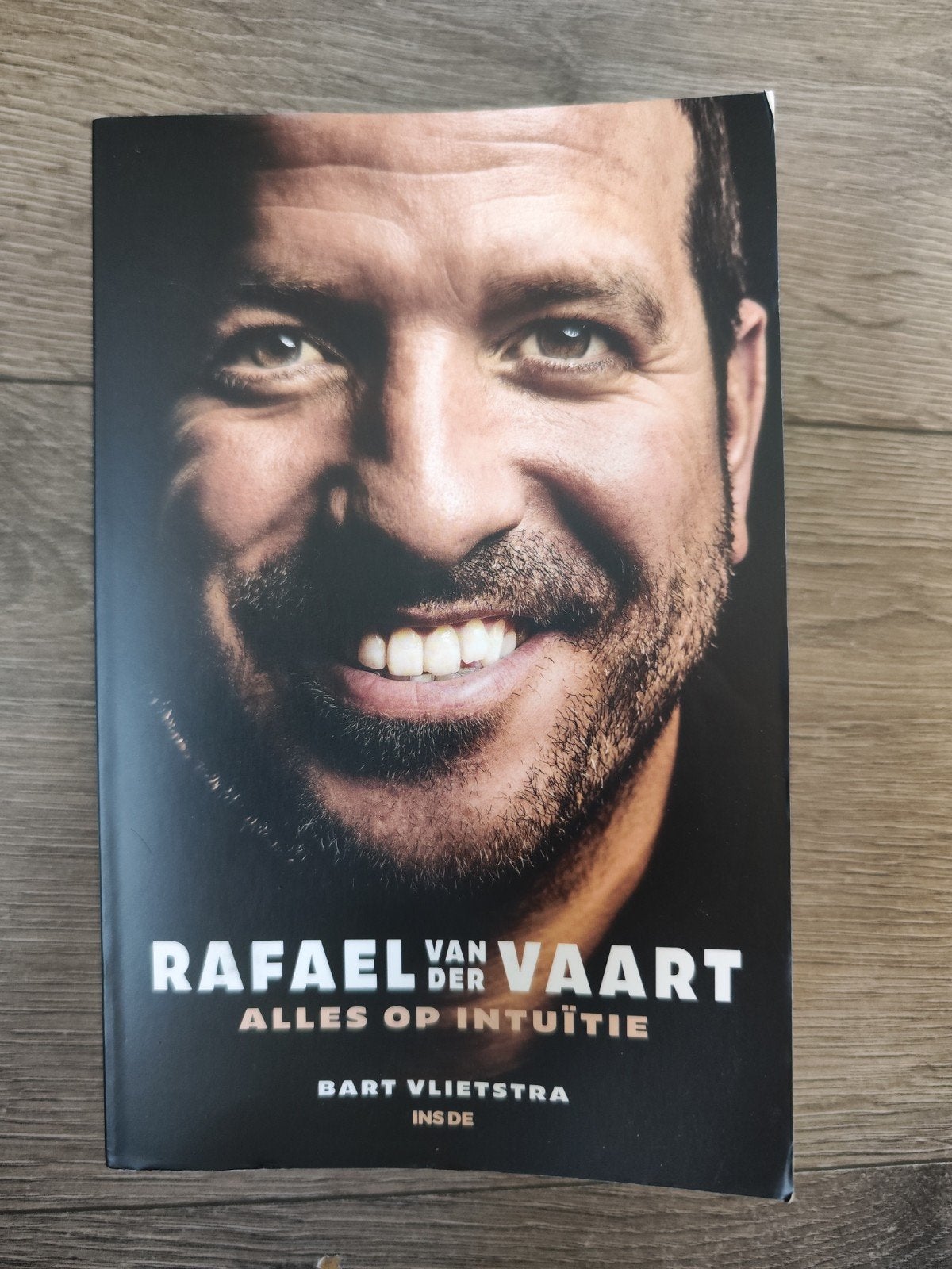 Rafael van der Vaart – Alles op intuïtie – Bart Vlietstra, Ophalen of Verzenden, Zo goed als nieuw, Sport, Bart Vlietstra