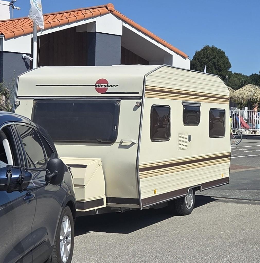 Bürstner City gezinscaravan | vakantieklaar & vochtvrij, Caravans en Kamperen, Treinzit, Particulier, Bürstner, 4 tot 5 meter