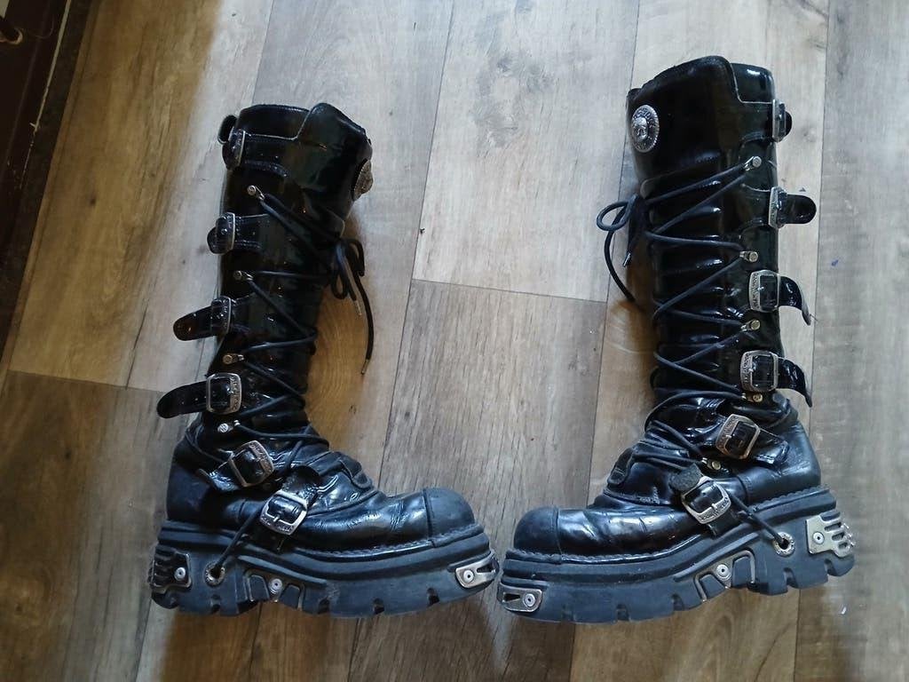 New Rock laarzen, glimmend en in goede staat .maat 43, Kleding | Dames, Schoenen, Ophalen of Verzenden, Zo goed als nieuw, Zwart