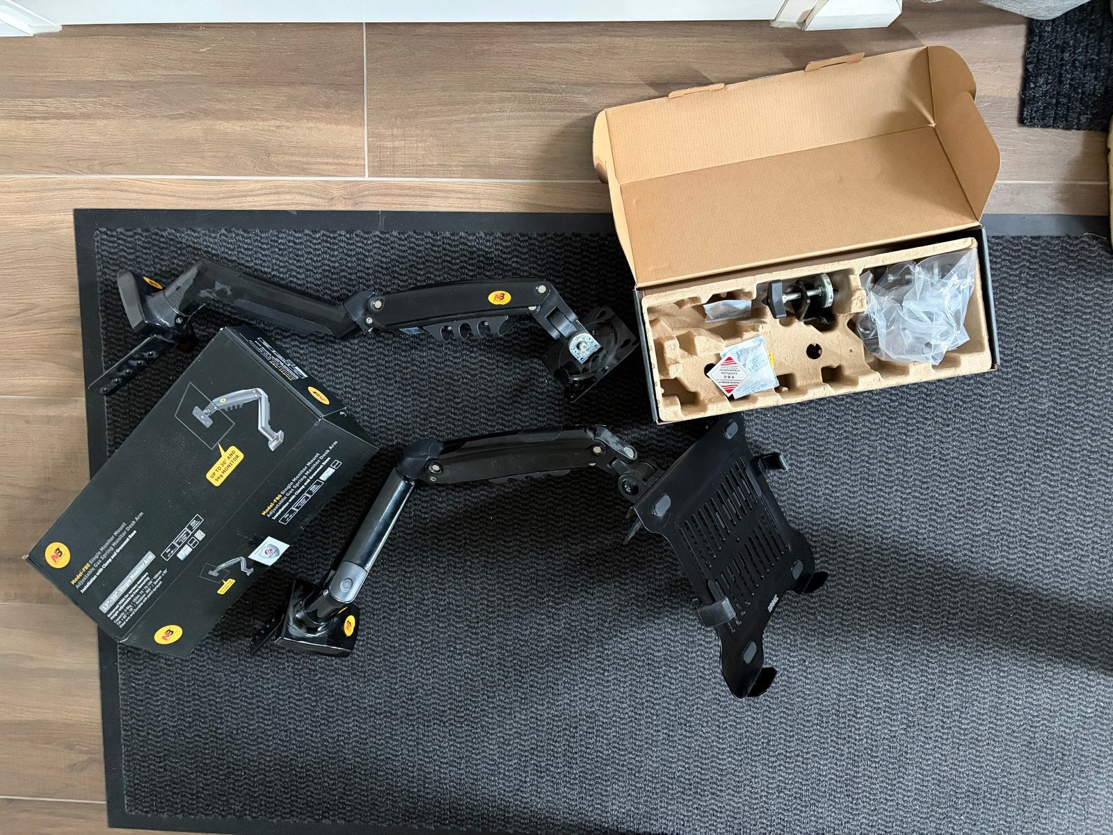 2 x Ergosolid NB F80 Monitorarmen - Gasveer - 17-30 inch, Computers en Software, Monitoren, Ophalen, Zo goed als nieuw, In hoogte verstelbaar