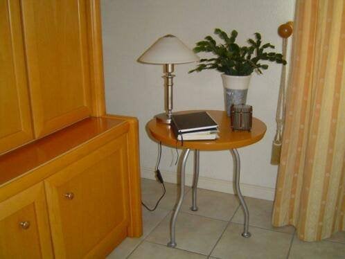 Leuk rond beuken bijzettafeltje met metalen poten igst., Huis en Inrichting, Minder dan 55 cm, Gebruikt, Rond, Hout