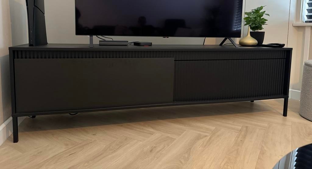 Modern zwart tv-meubel met opbergruimte, Huis en Inrichting, Kasten | Televisiemeubels, Ophalen, 150 tot 200 cm, Zo goed als nieuw