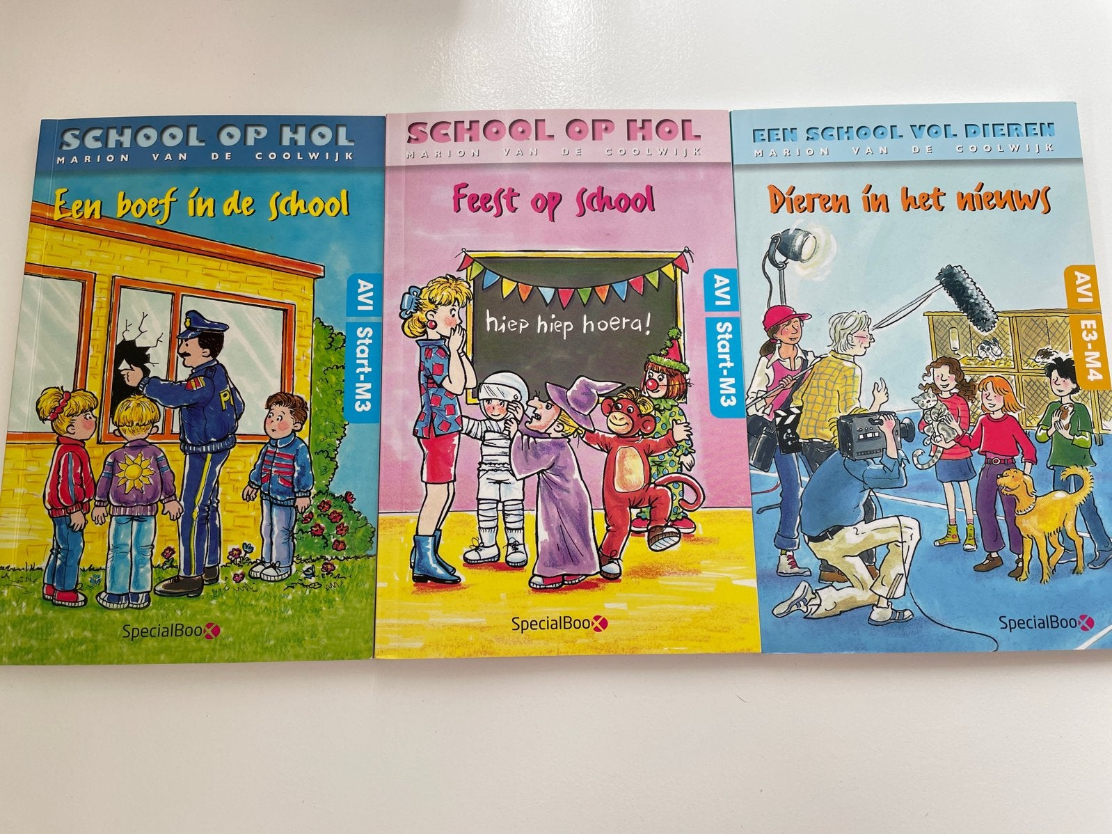 School op Hol & Dieren in het nieuws - Marion van de Coolwij, Boeken, Ophalen of Verzenden, Zo goed als nieuw, Fictie algemeen