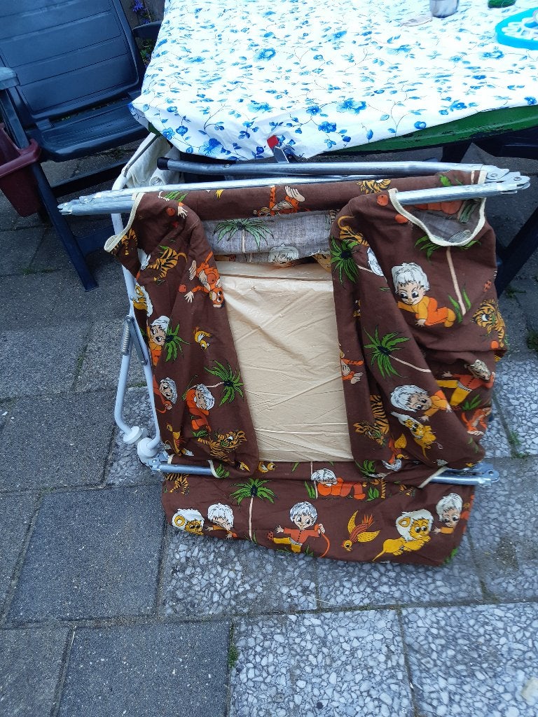inklapbaar camping bedje en kleding/schoentjes, Kinderen en Baby's, Boxen, Ophalen, Gebruikt, Vierkant