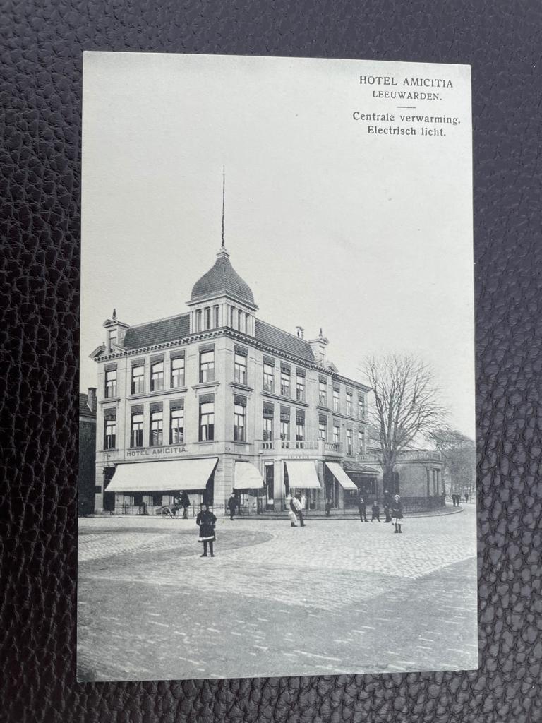 ansichtkaart van Leeuwarden ; Hotel Amicitia., Verzenden, 1920 tot 1940, Friesland