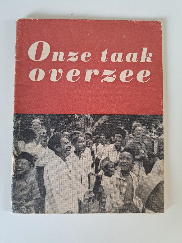Boekje Onze taak overzee 1947, Gelezen, Ophalen of Verzenden, Landmacht, Meerdere auteurs