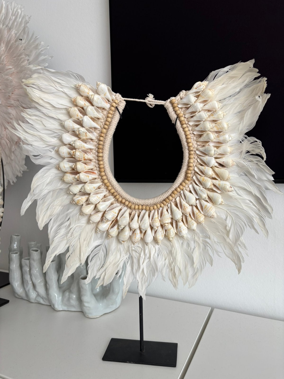 Schelpenkrans op standaard 51 cm hoog 45 cm breed, Huis en Inrichting, Woonaccessoires | Kransen, Ophalen, Zo goed als nieuw