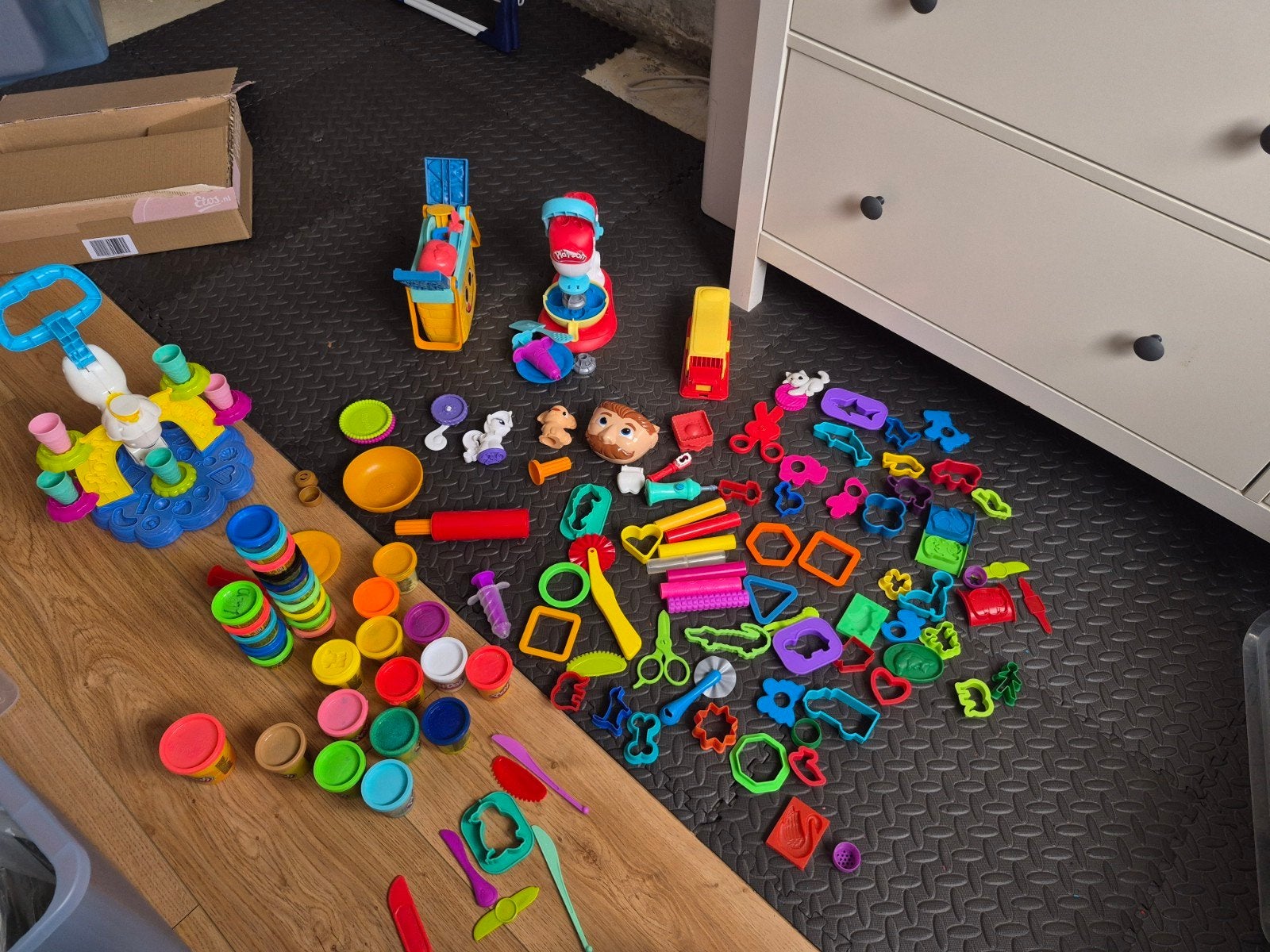 Grote Play-Doh set met veel klei en accessoires, Ophalen of Verzenden, Gebruikt, Knutselen