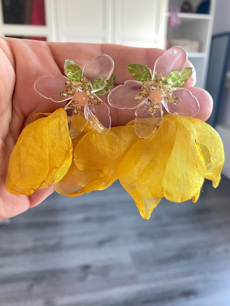 Prachtige bloem hang oorbellen met gele bladeren, Verzenden, Zo goed als nieuw, Geel, Overige materialen