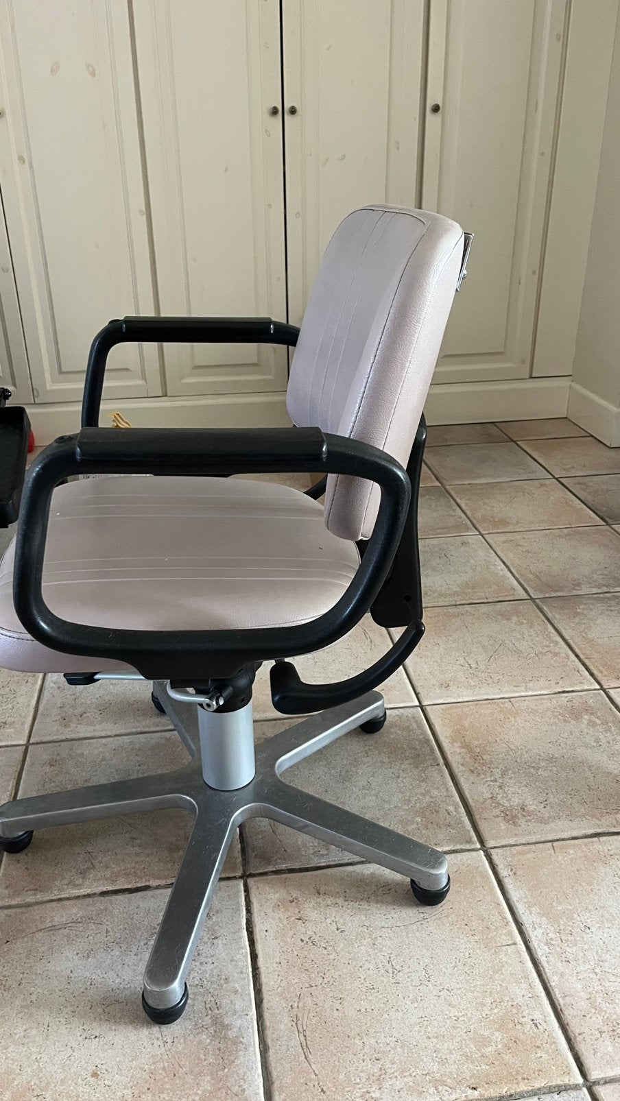 3 Kapperstoelen zachtroze Wella met pomp, Ophalen of Verzenden, Gebruikt, Overige typen