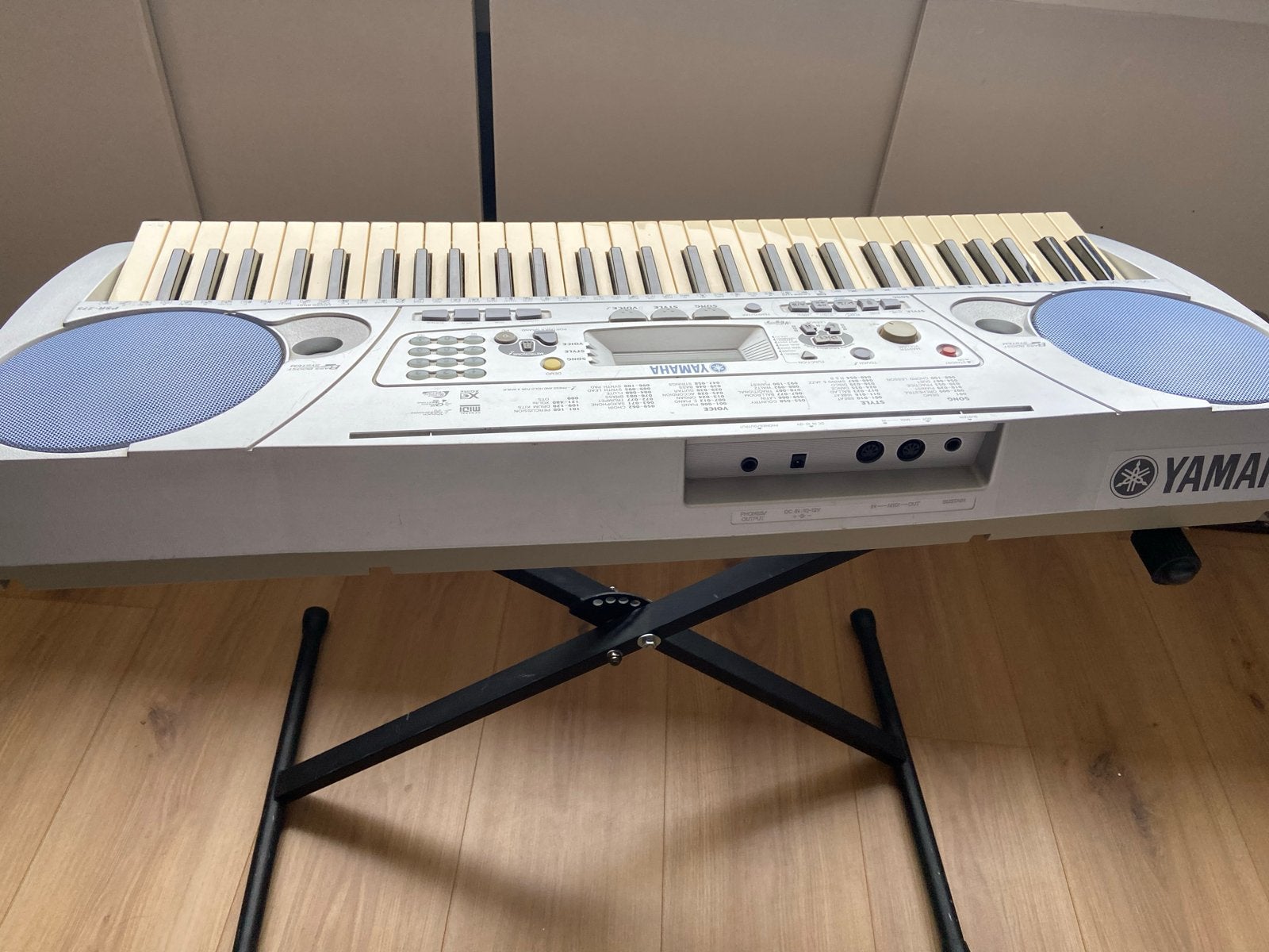 Yamaha PSR-275 keyboard met standaard en adapter, Ophalen, Yamaha, Aanslaggevoelig, 61 toetsen