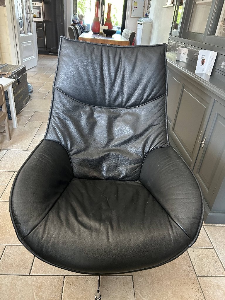 Zwart lederen fauteuil met voetenbankje, Ophalen, Gebruikt, 50 tot 75 cm, Leer