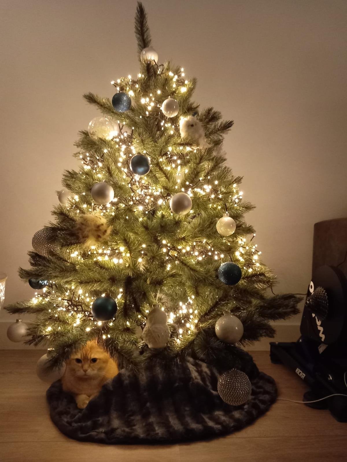 GRATIS kunstkerstboom met lampjes en ballen, Diversen, Kerst, Ophalen, Zo goed als nieuw