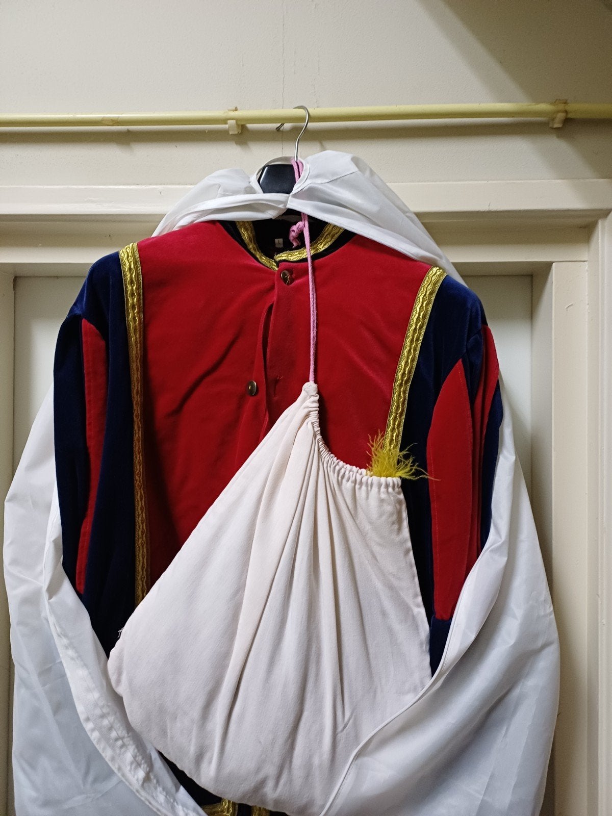 Sinterklaas en 2 Pieten pakken compleet, Ophalen of Verzenden, Gebruikt