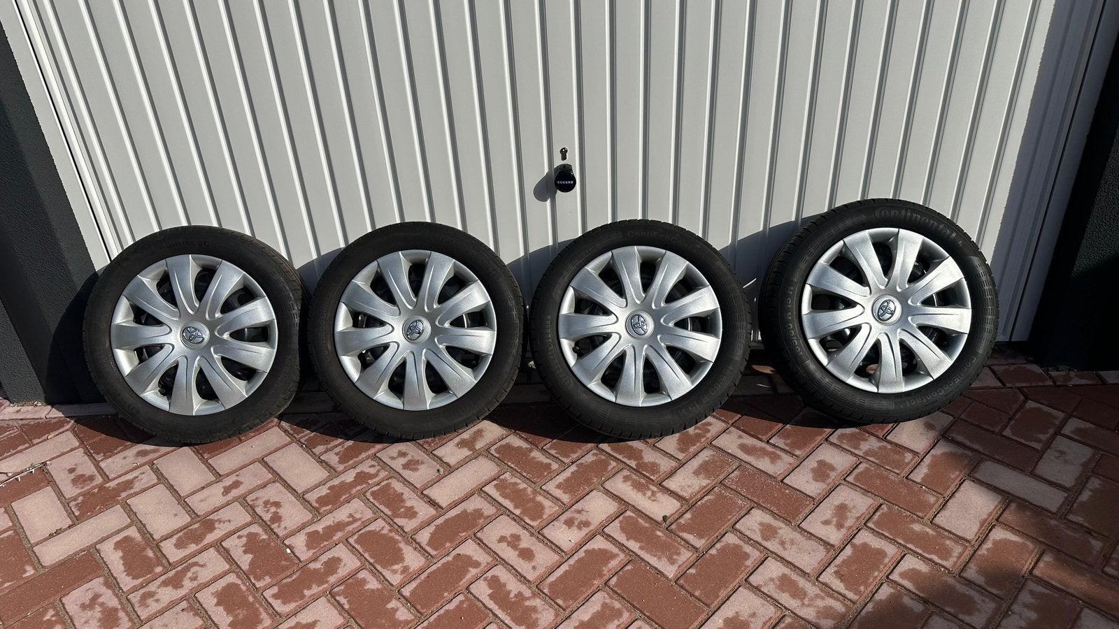 Toyota Aygo velgen met wieldoppen en zomerbanden., Auto-onderdelen, Banden en Velgen, Ophalen, Gebruikt, 15 inch, Banden en Velgen