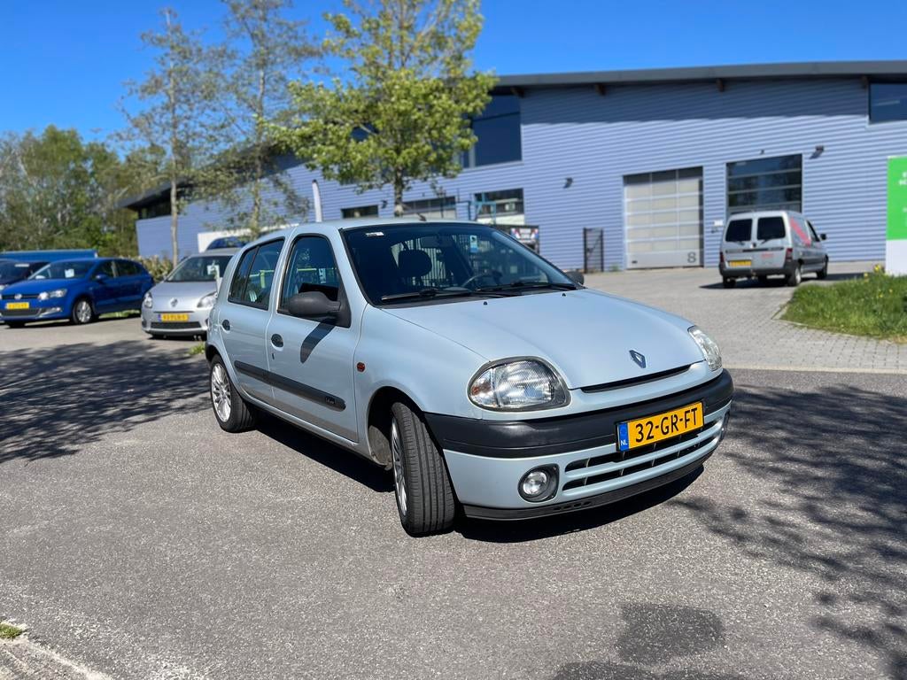 Renault Clio 1.4 16V RN 5DR AUT Euro 3 2001 Grijs, 1005 kg, 40 €/maand, 4 cilinders, Particulier