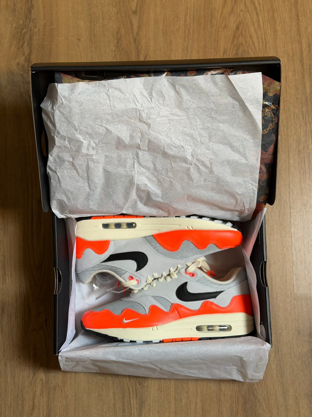 [DS] [Maat 43] Patta x Nike Air Max 1 Waves Orange, Kleding | Heren, Schoenen, Overige kleuren, Nieuw, Ophalen of Verzenden, Sneakers of Gympen