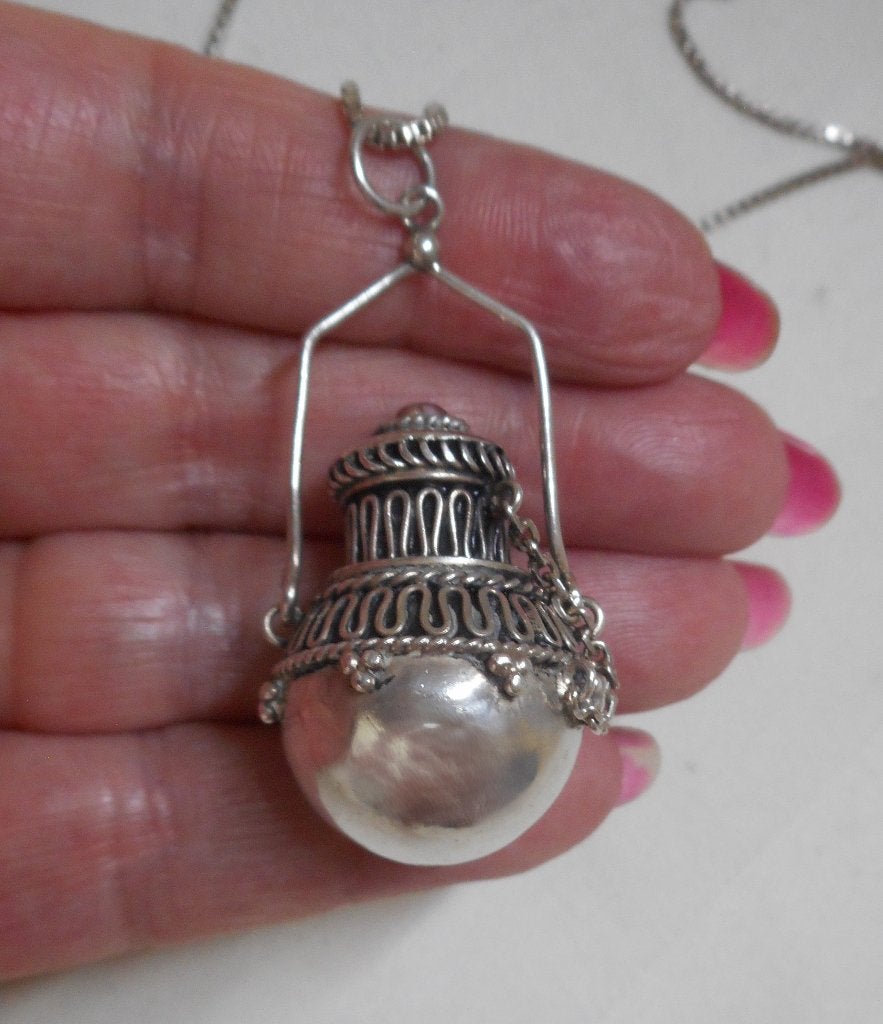Zilveren vintage ketting met parfum fles hanger nr.1162, Verzenden, Zilver, Ketting