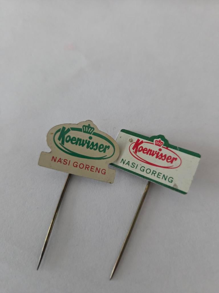 513 Vintage Koenvisser Nasi Goreng speldje (2 stuks), Ophalen of Verzenden, Gebruikt, Reclamebord