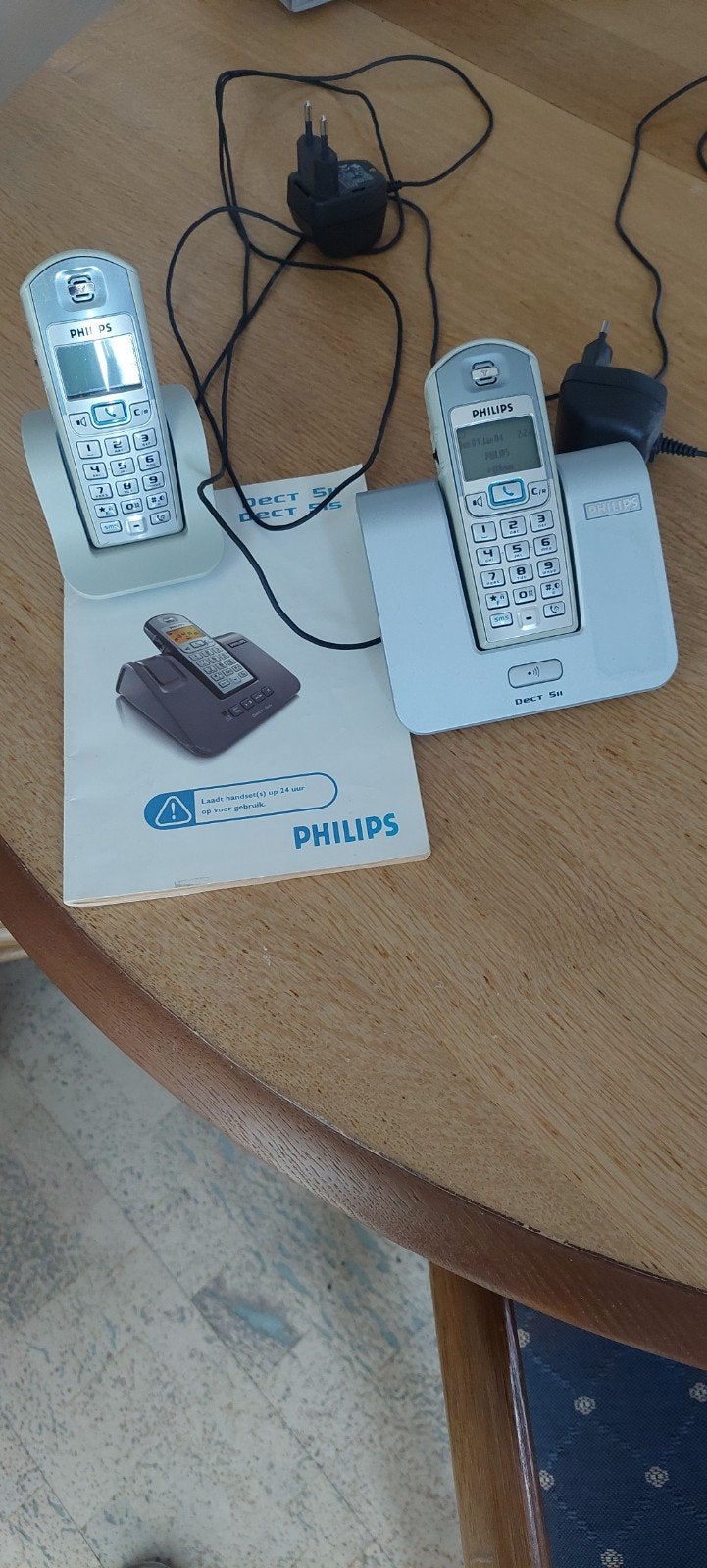 Philips DECT telefoon met basisstation en extra handset, Telecommunicatie, Vaste telefoons | Handsets en Draadloos, Ophalen, Gebruikt