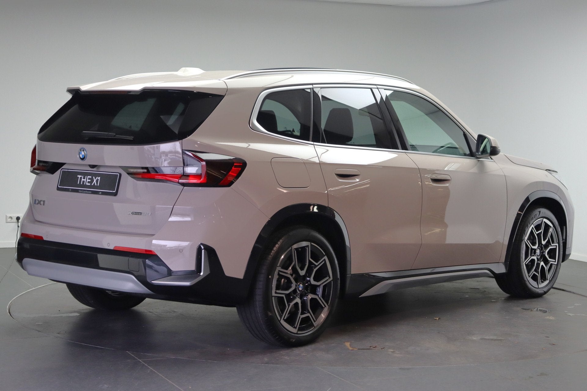 BMW iX1 xDrive30 xLine / Panoramadak / Adaptieve LED / Achte, Auto's, Automaat, Lederen bekleding, Zwart, Leder