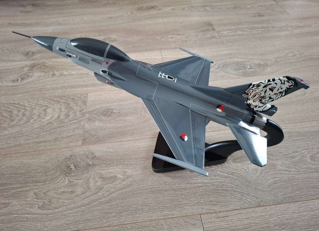 F16 schaal 1:32  KLU   50 years livery, Ophalen of Verzenden, Zo goed als nieuw, Schaalmodel