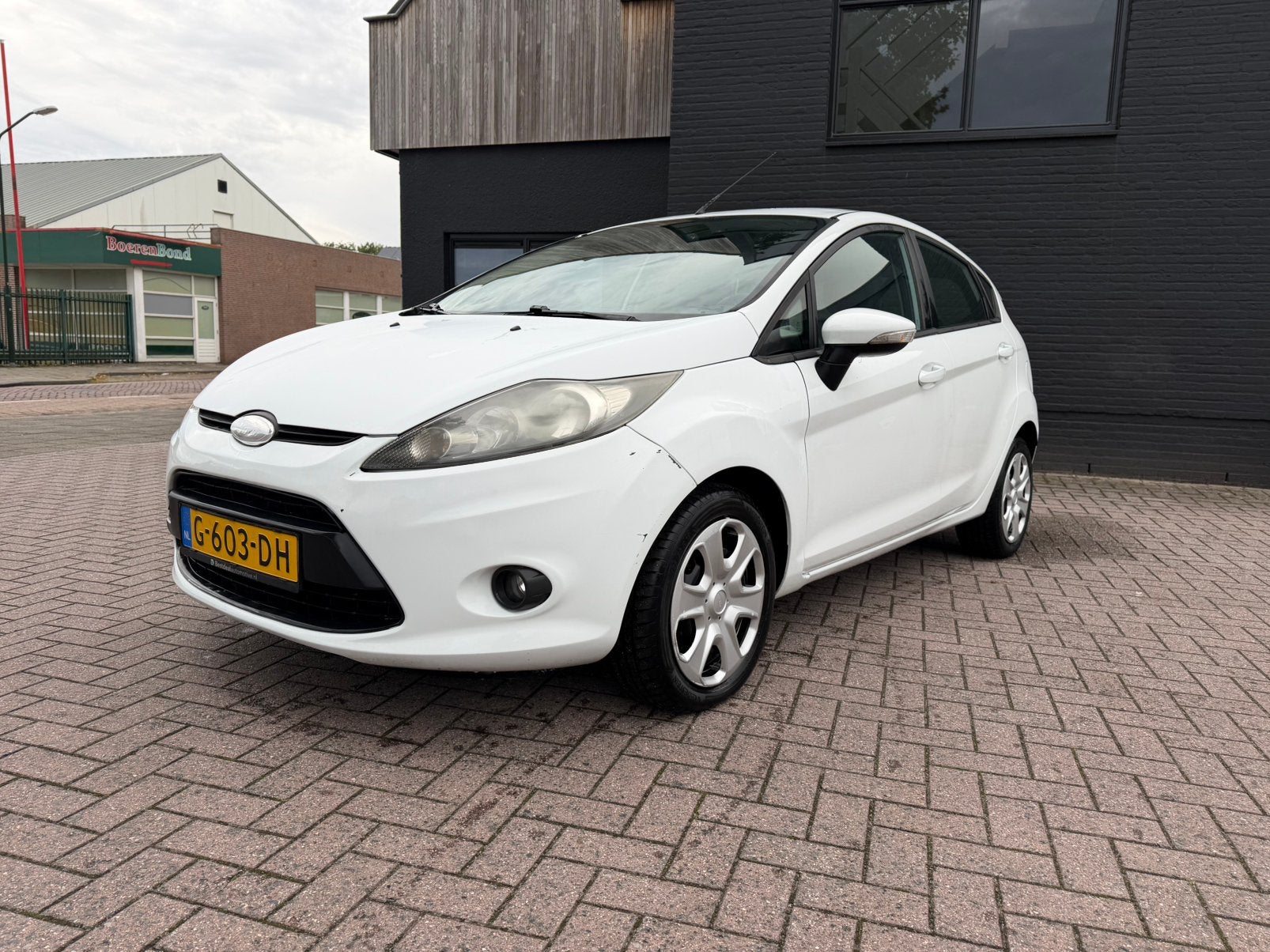 Ford Fiësta 1.25 60KW 5DR 2010 Wit Nieuwe APK, Voorwielaandrijving, Stof, 1242 cc, Wit
