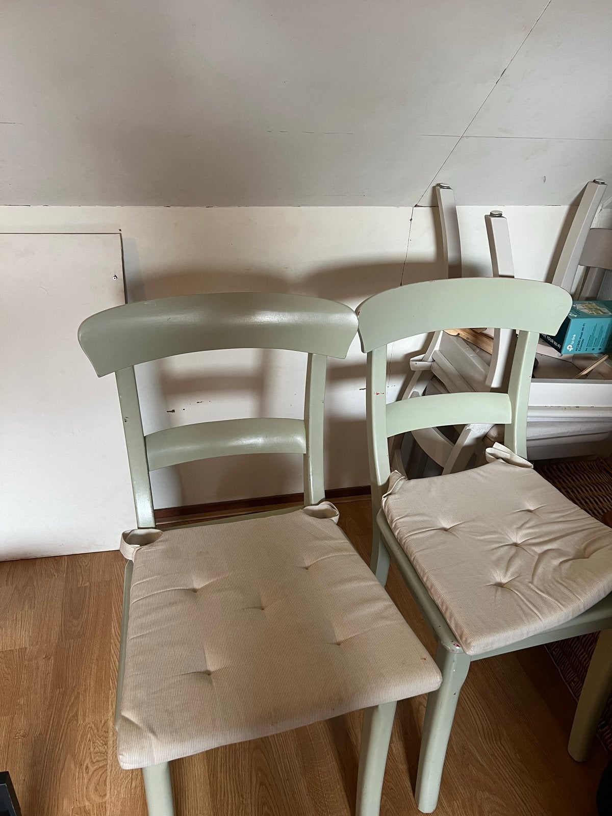 Twee gebruikte stoelen met kussens, lichtgroen, Huis en Inrichting, Ophalen, Gebruikt, Twee, Overige kleuren